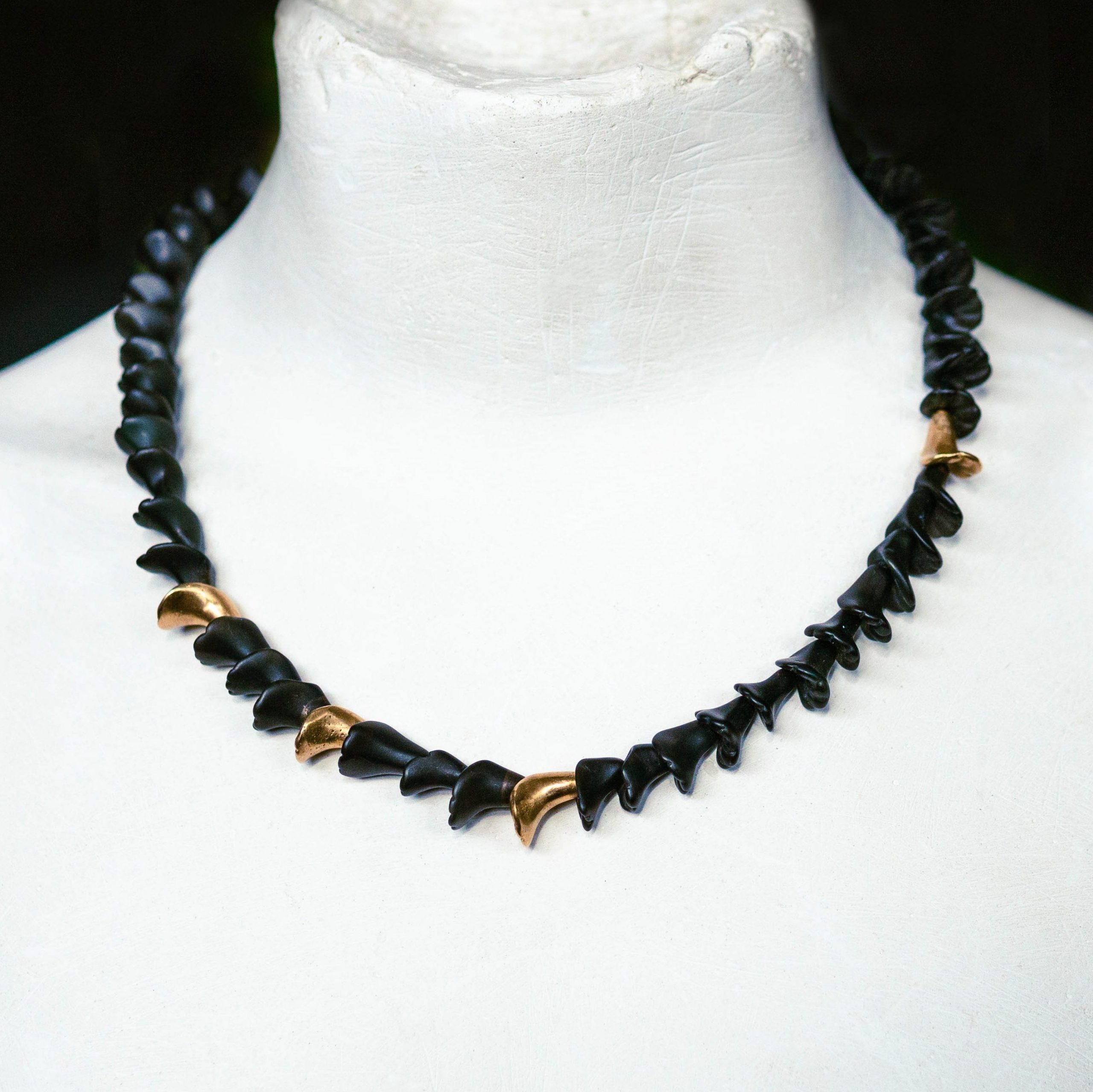Obsidiankette "Blütenkelch" auf Büste